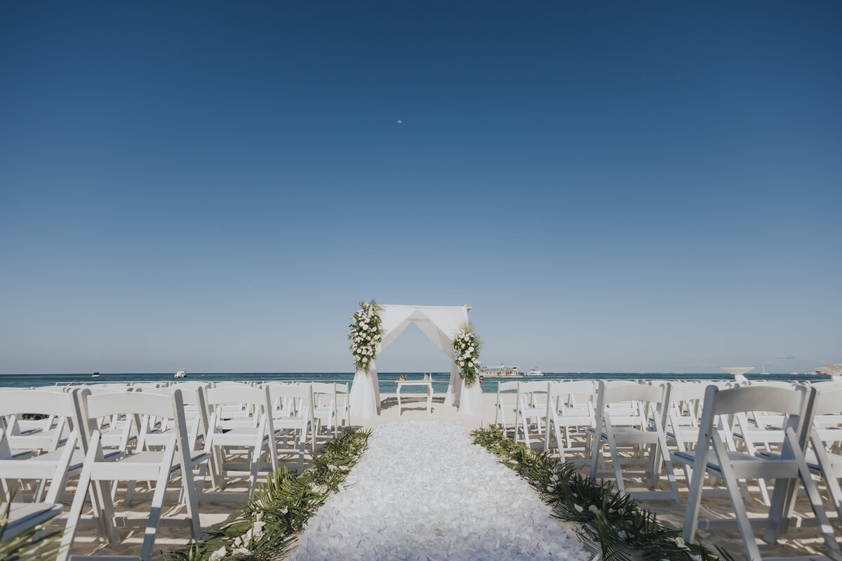 Boda con arco floral en playa
