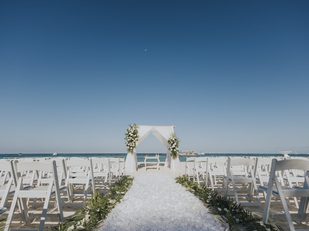 Boda — arco floral en playa